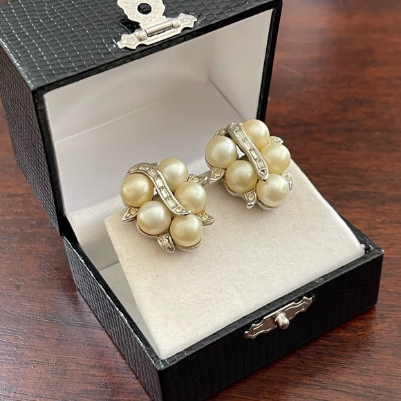 1950s imitation pearl & baguette crystal diamond silver tone clip on earrings - Picture 4 of 7